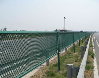 公路鋼板護(hù)欄網(wǎng)使用案例